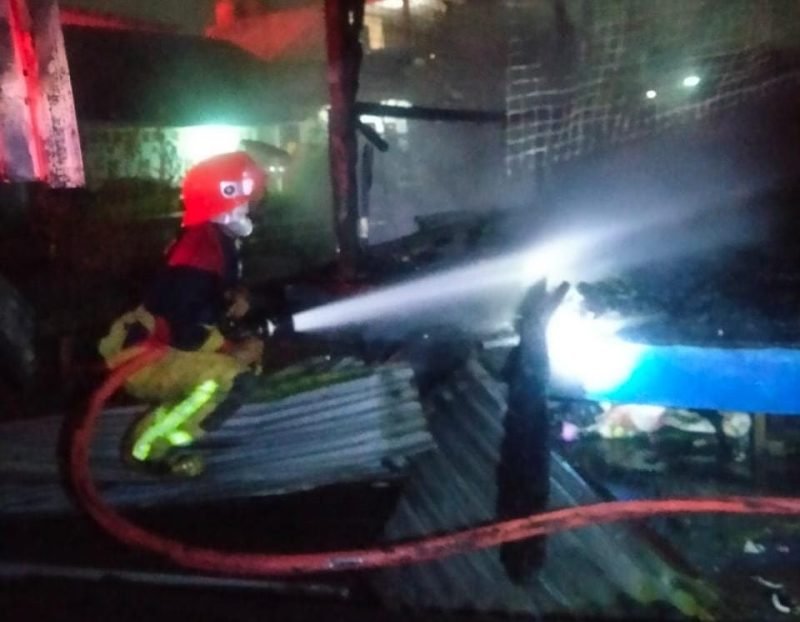 Tim Damkar tengah melakukan upaya pemadaman api. (Foto: Istimewa/BPBD Kabupaten Mimika)