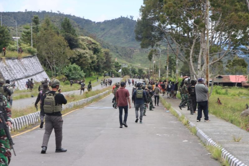 Aparat berupaya meredam bentrok Pilkada di Puncak Jaya, Papua Tengah. (Foto: Istimewa)