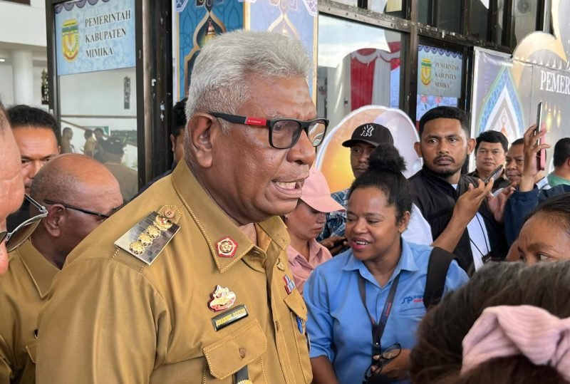 Bupati Mimika, Johannes Rettob. (Foto: Galeri Papua/Endy Langobelen)