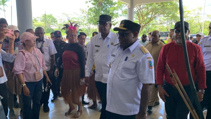 Gubernur Papua Tengah, Meki Fritz Nawipa, didampingi Bupati Mimika, Johannes Rettob, dan rombongan saat tiba di Lapas Kelas IIB Timika. (Foto: Galeri Papua/Ahmad)