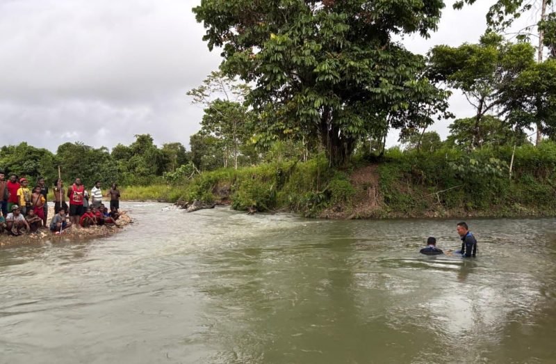 Tim SAR sedang melakukan pencarian terhadap anak kecil yang hilang di di Kali Selamat Datang Sp2 Timika, Rabu (16/4/2025). (Foto: Istimewa)