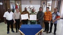 Ketua Pengurus YPMAK, Leonardus Tumuka, bersama Gubernur Papua Barat, Dominggus Mandacan, saat menunjukkan kesepakatan bersama Pemprov Papua Barat dan  YPMAK didampingi Presdir PTFI, Tony Wenas, di Kantor Gubernur Papua  Barat, Jumat (25/4/2025). (Foto: Istimewa/Corpcom PT Freeport Indonesia)