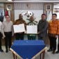 Ketua Pengurus YPMAK, Leonardus Tumuka, bersama Gubernur Papua Barat, Dominggus Mandacan, saat menunjukkan kesepakatan bersama Pemprov Papua Barat dan  YPMAK didampingi Presdir PTFI, Tony Wenas, di Kantor Gubernur Papua  Barat, Jumat (25/4/2025). (Foto: Istimewa/Corpcom PT Freeport Indonesia)
