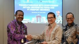 Rektor Universitas Papua Dr. Hugo  Warami S.Pd., M.Hum., (kiri) dan Presiden  Direktur PT Freeport Indonesia Tony Wenas (kanan) saat penandatanganan Nota Kesepahaman antara UNIPA dan PTFI di Manokwari, Jumat (25/4/2025). (Foto: Istimewa/Corpcom PTFI)
