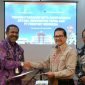 Rektor Universitas Papua Dr. Hugo  Warami S.Pd., M.Hum., (kiri) dan Presiden  Direktur PT Freeport Indonesia Tony Wenas (kanan) saat penandatanganan Nota Kesepahaman antara UNIPA dan PTFI di Manokwari, Jumat (25/4/2025). (Foto: Istimewa/Corpcom PTFI)