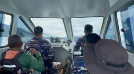 Tim SAR sedang melakukan pencarian satu Long Boat berpenumpang dua orang yang hilang kontak di Perairan Kaimana. (Foto: Istimewa/SAR Timika)