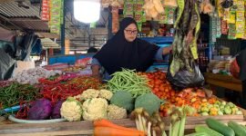 Lapak seorang pedagang di Pasar Sentral Timika. (Foto: Galeri Papua/Ahmad)