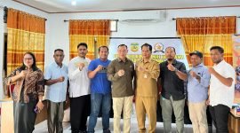 Foto bersama anggota FKUB Mimika dan Kesbangpol Mimika usai rapat persiapan di Kantor FKUB Mimika, Jalan Yos Sudarso, Timika, Papua Tengah, Rabu (28/4/2025). (Foto: Galeri Papua/Benaz)