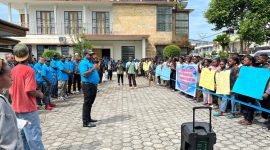 Ketua Pengurus YPMAK, Dr. Leonardus Tumuka, menyambut para pelajar dan mahasiswa yang melakukan aksi damai di Kantor YPMAK, Jalan Yos Sudarso, Timika, Papua Tengah, Senin (28/4/2024). (Foto: Galeri Papua/Endy Langobelen)