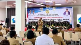 Praktisi Inovasi BSKDN Kemendagri, Peter Isman, memaparkan strategi pelayanan publik berbasis kebahagiaan masyarakat dalam Seminar Inovasi Daerah Kabupaten Mimika, Selasa (29/4/2025). (Foto: Galeri Papua/Benaz)