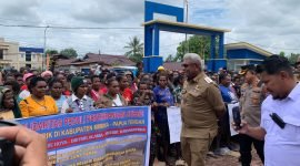 Bupati Mimika, Johannes Rettob, didampingi Kapolres Mimika, AKBP Billyandha Hildiario Budiman, massa aksi dari 4 distrik yang melakukan demo di halaman Kantor Dinas Perhubungan Kabupaten Mimika, Selasa (29/4/2025). (Foto: Galeri Papua/Ahmad)