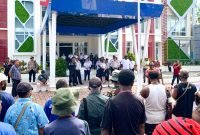 Massa aksi berunjuk rasa di halaman Kantor Dinas Perhubungan Kabupaten Mimika, Selasa (29/4/2025). (Foto: Galeri Papua/Ahmad)