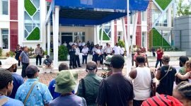 Massa aksi berunjuk rasa di halaman Kantor Dinas Perhubungan Kabupaten Mimika, Selasa (29/4/2025). (Foto: Galeri Papua/Ahmad)