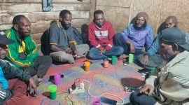 Tani Merdeka DPC Paniai melaksanakan rapat terbatas bersama Ketua Tani Merdeka DPW Papua Tengah di Sekertariat Tani Merdeka lama, Belakang Kantor Distrik Paniai Timur, Selasa (29/4/2025). (Foto: Galeri Papua/Jeri P. Degei)