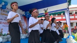 Paduan suara dari siswa-siswa SD Inauga kelas II sedang membawakan lagu nasional dan lagu daerah. (Foto: Galeri Papua/Ahmad)