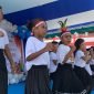 Paduan suara dari siswa-siswa SD Inauga kelas II sedang membawakan lagu nasional dan lagu daerah. (Foto: Galeri Papua/Ahmad)