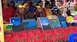 Karya kreativitas siswa-siswi SD Negeri Inauga Sempan yang dipamerkan pada kegiatan Gelar Karya dan Pentas Seni di halaman sekolah. (Foto: Galeri Papua/Ahmad)