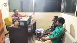 Penyidik Polsek Mimika Baru memeriksa dua tersangka begal bersenjata yang diamankan di Timika. (Foto: Istimewa/Humas Polsek Mimika Baru)