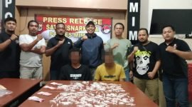 Wakapolres Mimika, Kompol Hermanto, bersama personel Sat Resnarkoba berhasil menangkap dua pelaku beserta BB sabu-sabu. (Foto: Istimewa/Humas Polres Mimika)