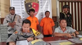 Kedua tersangka kasus pembegalan di samping Hotel Grand Tembaga, Jalan Yos Soedarso, ditampilkan dalam konferensi pers di Kantor Polsek Mimika Baru, Jumat (2/5/2025). (Foto: Istimewa/Humas Polsek Mimika Baru)