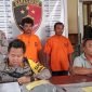Kedua tersangka kasus pembegalan di samping Hotel Grand Tembaga, Jalan Yos Soedarso, ditampilkan dalam konferensi pers di Kantor Polsek Mimika Baru, Jumat (2/5/2025). (Foto: Istimewa/Humas Polsek Mimika Baru)