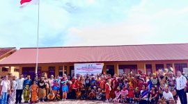 Foto bersama Keluarga Besar SLB Mimika usai menggelar upacara Hardiknas di Halaman SLB Mimika, Jumat (2/5/2025). (Foto: Galeri Papua/Benaz)