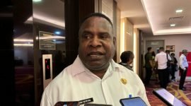 Kepala Dinas Pemberdayaan Masyarakat dan Kampung (DPMK) Kabupaten Mimika, Abraham Kateyau, saat memberikan keterangan kepada awak media terkait keterlambatan penyaluran Dana Desa tahap pertama tahun 2025. (Foto: Galeri Papua/ Benaz)