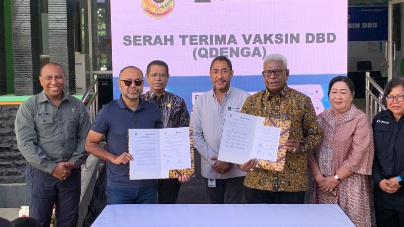 Penyerahan secara simbolis vaksin DBD yang ditandai dengan penandatanganan berita acara oleh Claus Wamafma dan Johannes Rettob. (Foto: Galeri Papua/Ahmad)