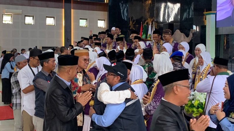 Jemaah Calon Haji yang siap diberangkatkan menuju embarkasi dalam suasana pelepasan yang berlangsung di Graha Eme Neme Yauware, Sabtu (10/5/2025). (Foto: Galeri Papua/Ahmad)