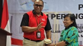 Kepala Bappeda Kabupaten Mimika Yohana Paliling dan Staf Ahli Bidang Ekonomi dan Keuangan, Setda Kabupaten Mimika, Inosensius Yoga Pribadi dalam momen pembukaan FPD. (Foto: Galeri Papua/Ahmad)