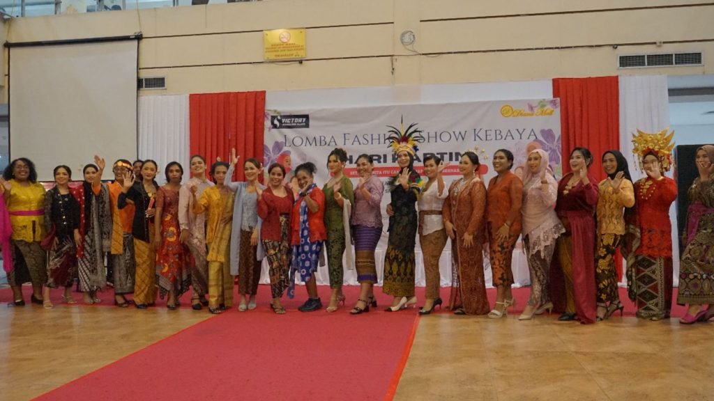 Foto bersama para peserta lomba fashion show dalam rangka memperingati Hari Kartini di Lantai II Diana Mall Timika, Sabtu (10/5/2025). (Foto: Galeri Papua/Ahmad)