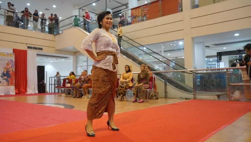Seorang peserta Fashion Show Kebaya tegah berpose dalam lomba fashion show dalam rangka memperingati Hari Kartini di Lantai II Diana Mall Timika, Sabtu (10/5/2025). (Foto: Galeri Papua/Ahmad)