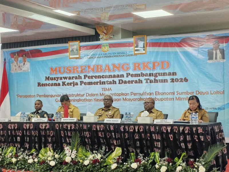 Bupati Mimika, Johannes Rettob, didampingi Wakil Bupati Mimika Emanuel Kemong, Kepala Bappeda Mimika, Yohana Paliling serta sejumlah pejabat dalam pelaksanaan Musrenbang RKPD. (Foto: Istimewa)