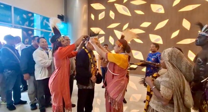 Penyematan Mahkota Kasuari kepada rombongan uskup di Bandara Mozes Kilangin. (Foto: Istimewa