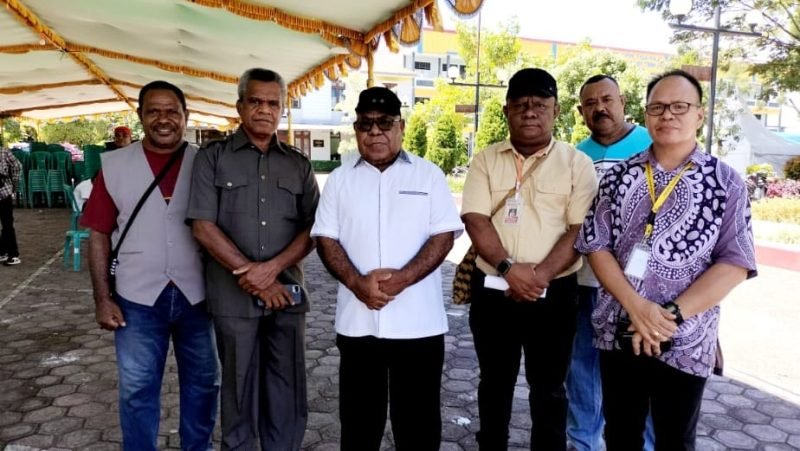 Wakil Bupati Mimika, Emanuel Kemong, saat memantau persiapan acara penahbisan di Gereja Katedral Timika. (Foto: GaleriPapua/Istimewa)