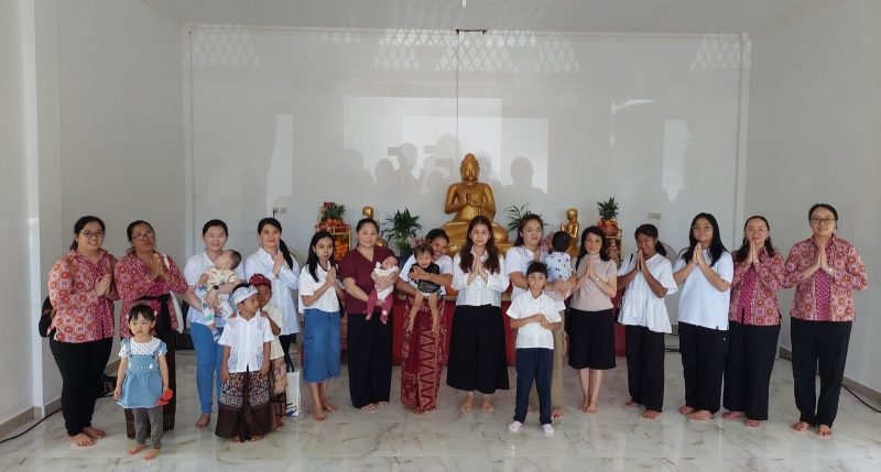 Umat Buddha di Kabupaten Mimika memperingati Hari Tri Suci Waisak 2569 BE di Cetiya Giri Loka, Kampung Naena Muktipura, Distrik Iwaka, Senin (12/5/2025). (Foto: Istimewa/Aji)