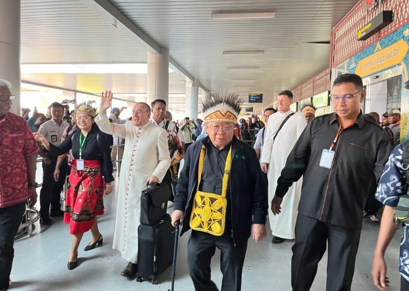 Duta Besar Vatikan untuk Indonesia dan ASEAN, Mgr Piero Pioppo, tiba di Bandara Mozes Kilangin, Timika, Selasa (13/5/2025). (Foto: Galeri Papua/Benaz)