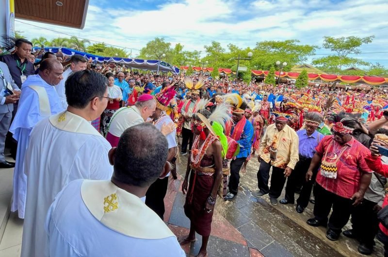 Penyerahan Mgr. Bernardus Bofitwos Baru, OSA oleh keluarga besar Maybrat yang diterima langsung oleh Mgr. Piero Pioppo. (Foto: Galeri Papua/Benaz)