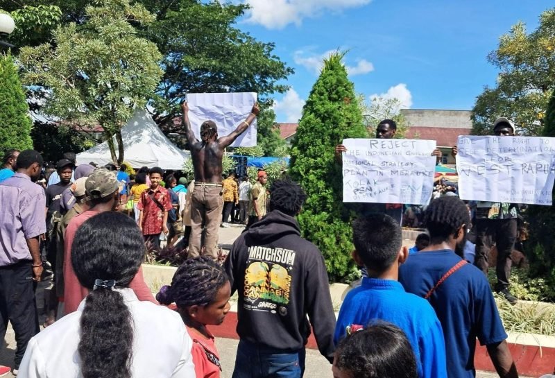 Suara Kaum Awam Katolik Regio Papua melakukan aksi demo terhadap Uskup Merauke, Mgr. Petrus Canisius Mandagi, MSC, di tengah momen penahbisan Uskup Timika, Mgr. Bernardus Bofitwos Baru, OSA, Rabu (14/5/2025) siang di Halaman Gereja Katedral Tiga Raja, Timika, Papua Tengah. (Foto: Istimewa/Facebook Suara Kaum Awam Katolik Regio Papua)