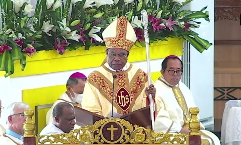 Mgr. Bernardus Bofitwos Baru, OSA saat menyampaikan homili dalam misa perdananya di Gereja Katedral Timika. (Foto: Istimewa/Tangkapan layar video siaran langsung)