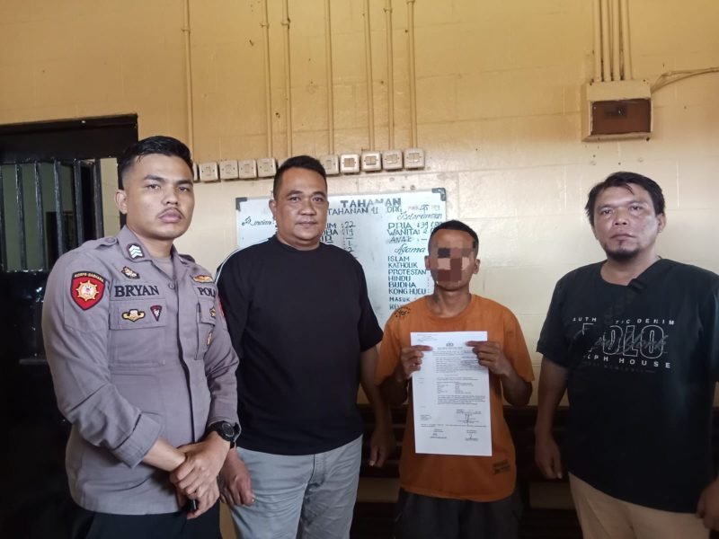 Polisi saat hendak membawa tersangka ke Kejaksaan. (Foto: Istimewa/Humas Polsek Mimika Baru)