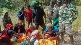 Masyarakat mengevakuasi korban kontak tembak di Intan Jaya. (Foto: Istimewa/TPNPB-OPM)