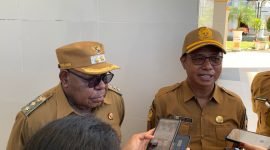 Kepala Badan Pengelolaan Keuangan dan Aset Daerah (BPKAD) Kabupaten Mimika, Marthen Mallisa (kanan), bersama Wakil Bupati Mimika, Emanuel Kemong (kiri). (Foto: Galeri Papua/Ahmad)