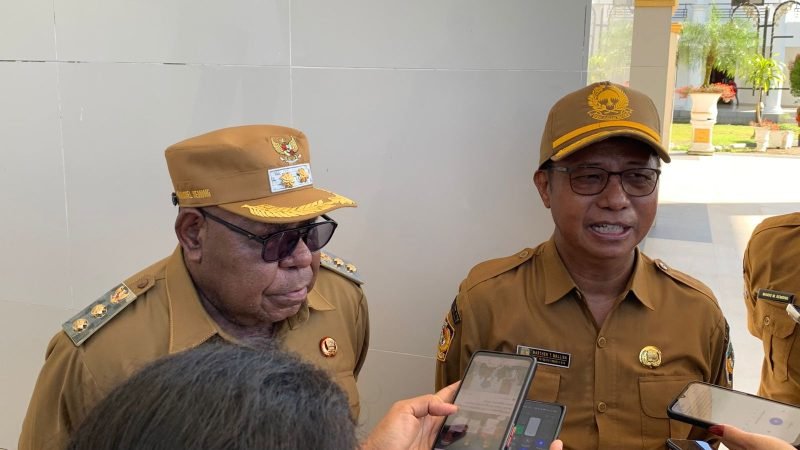 Kepala Badan Pengelolaan Keuangan dan Aset Daerah (BPKAD) Kabupaten Mimika, Marthen Mallisa (kanan), bersama Wakil Bupati Mimika, Emanuel Kemong (kiri). (Foto: Galeri Papua/Ahmad)