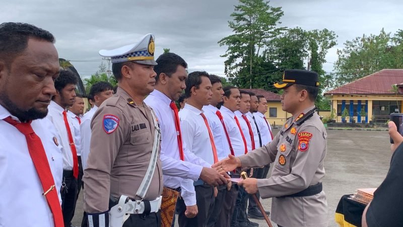 Penyerahan penghargaan kepada 26 personel Sat Reskrim dan Sat Res Narkoba Polres Mimika oleh Kapolres Mimika, AKBP Billyandha Hildiario Budiman, Selasa (20/5/2025), (Foto: Galeri Papua/Ahmad)
