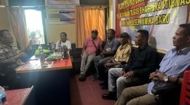 Kepolisian Sektor Mimika Baru saat melaksanakan pertemuan bersama tokoh masyarakat. (Foto: Istimewa)