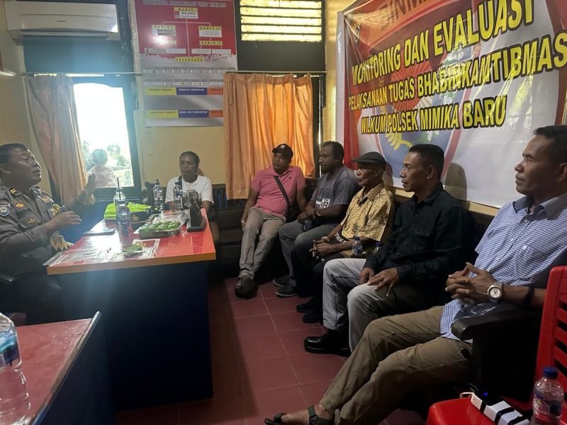 Kepolisian Sektor Mimika Baru saat melaksanakan pertemuan bersama tokoh masyarakat. (Foto: Istimewa)
