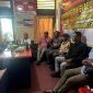 Kepolisian Sektor Mimika Baru saat melaksanakan pertemuan bersama tokoh masyarakat. (Foto: Istimewa)