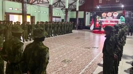 Suasana pelaksanaan upacara pelantikan kenaikan pangkat luar biasa (KPLB) berlangsung di Gedung Eme Neme Kangasi, Mayonif 754/ENK, Timika, Papua Tengah, Rabu (21/5/2025). (Foto: Istimewa)