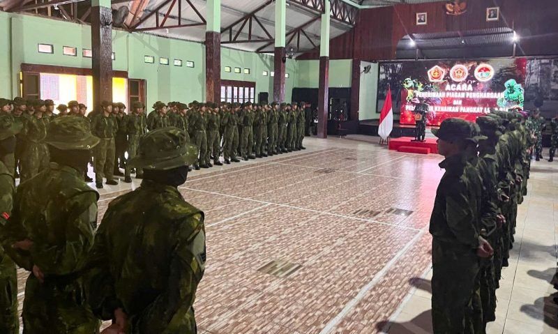 Suasana pelaksanaan upacara pelantikan kenaikan pangkat luar biasa (KPLB) berlangsung di Gedung Eme Neme Kangasi, Mayonif 754/ENK, Timika, Papua Tengah, Rabu (21/5/2025). (Foto: Istimewa)